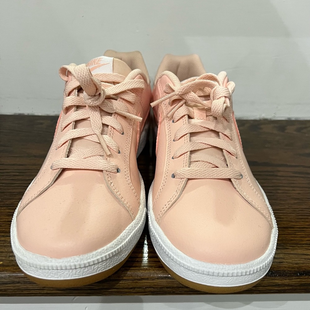 Women’s Nike Gymshoes. New in box size 8.5